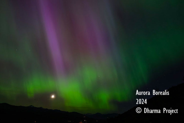 Aurora Borealis with setting moon shot in Washington State in 2024